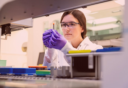 Amgen–Frau im Labor